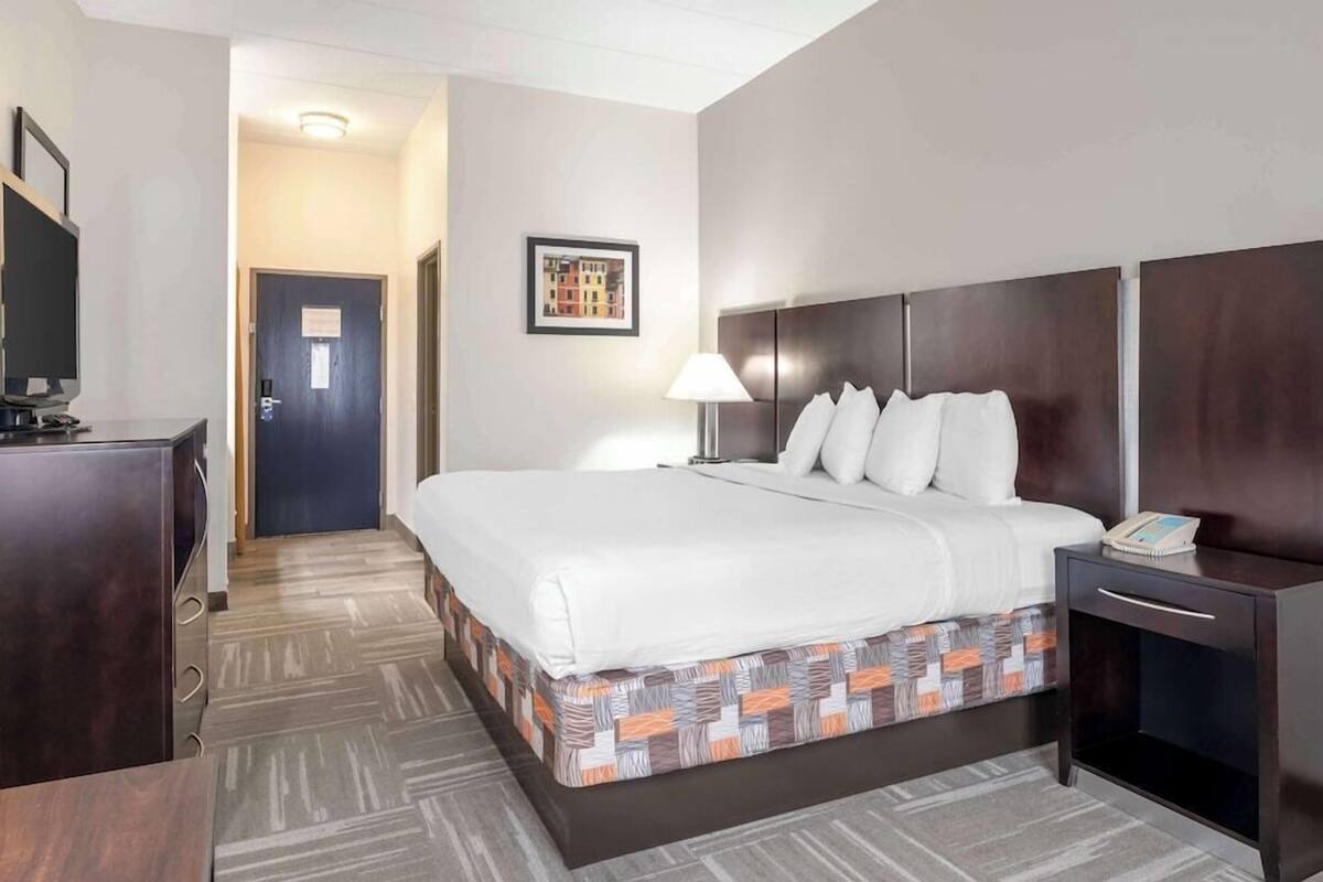 Pillowtop beds, desk, laptop workspace, blackout drapes