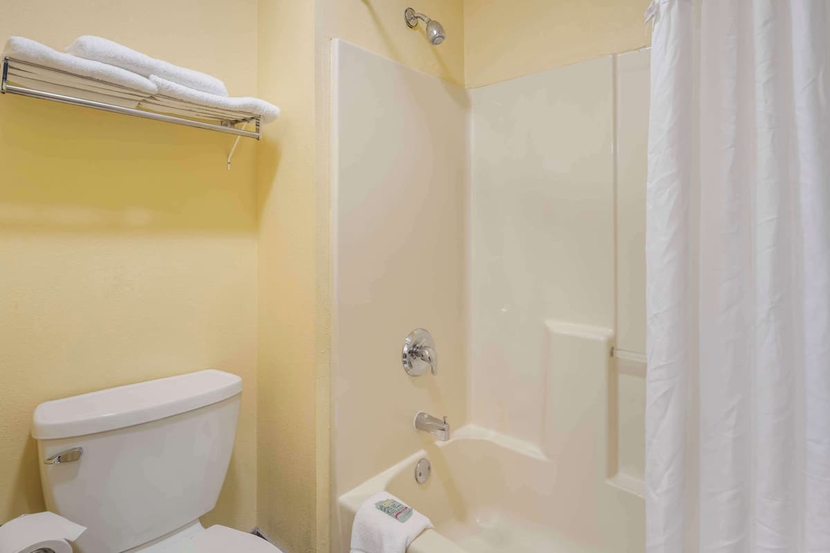 Articles de toilette (gratuits), séchoir à cheveux, serviettes fournies