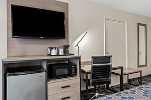 Habitació estàndard, 1 llit de matrimoni, accessible, frigorífic i microones (Walk-in Shower) | 1 dormitori, escriptori i espai de treball apte per a portàtils