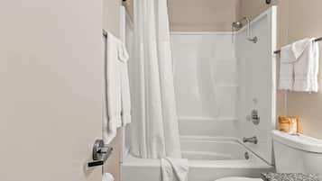 Un bagno moderno con vasca, WC e zona doccia.