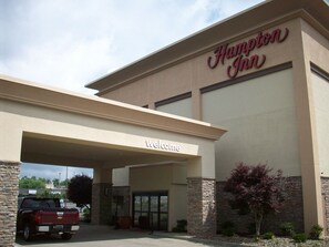 Property entrance - Hampton Inn Uniontown (Uniontown)