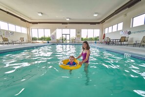 Piscine intérieure, chaises longues