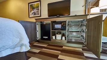 Quarto, 1 cama King, para não fumantes | Cofres nos quartos, escrivaninha, ferros/tábuas de passar roupa