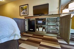 Room, 1 King Bed, Non Smoking | In-room safe, desk, iron/ironing board, free cribs/infant beds