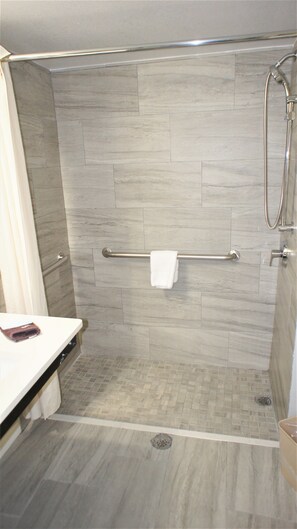 Room, 2 Queen Beds, Accessible, Non Smoking | Bathroom | Free toiletries, hair dryer, towels - Wingate Inn Chattanooga (Chattanooga)