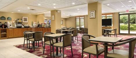 Desayuno de autoservicio incluido todos los días