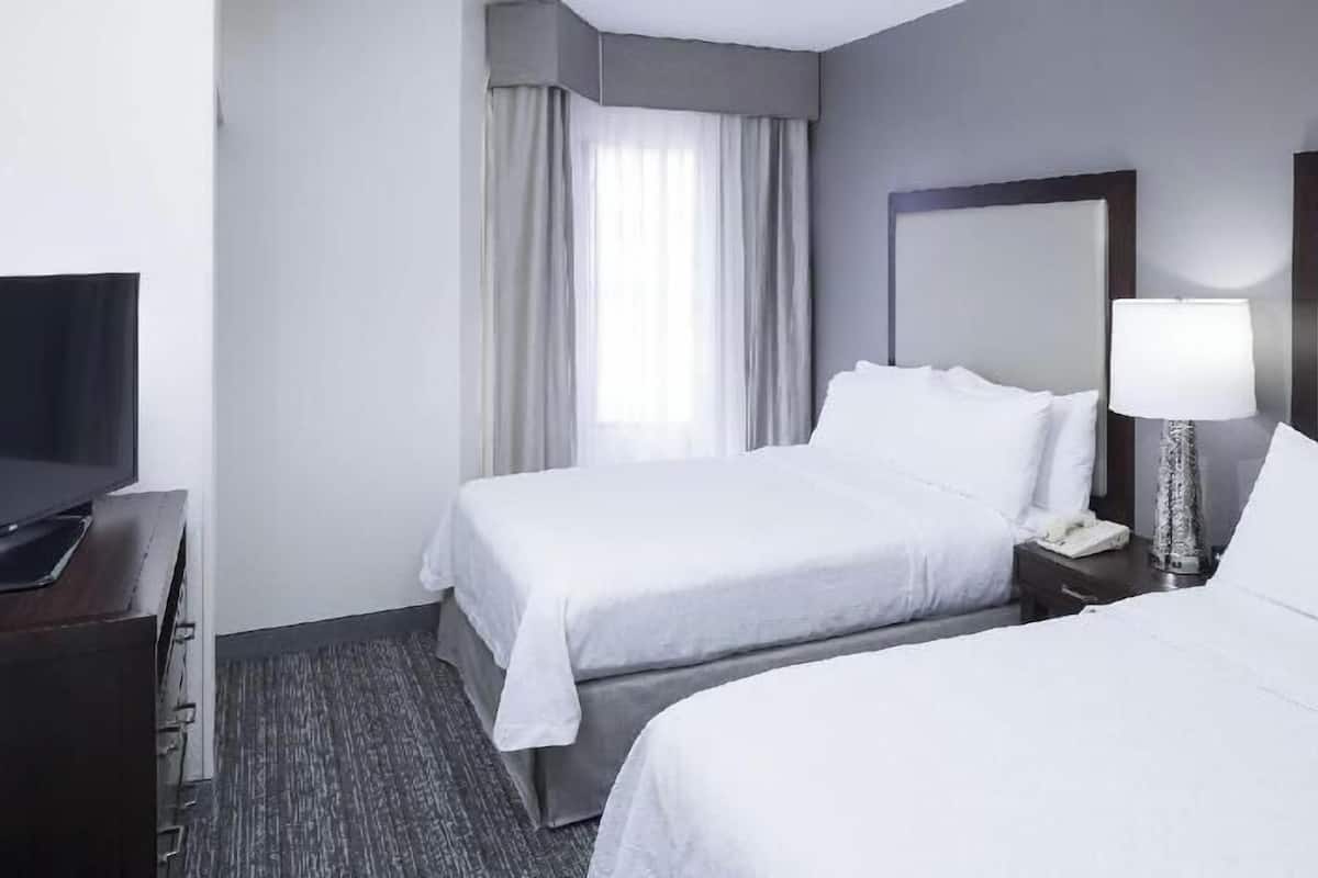 Ropa de cama de alta calidad y escritorio
