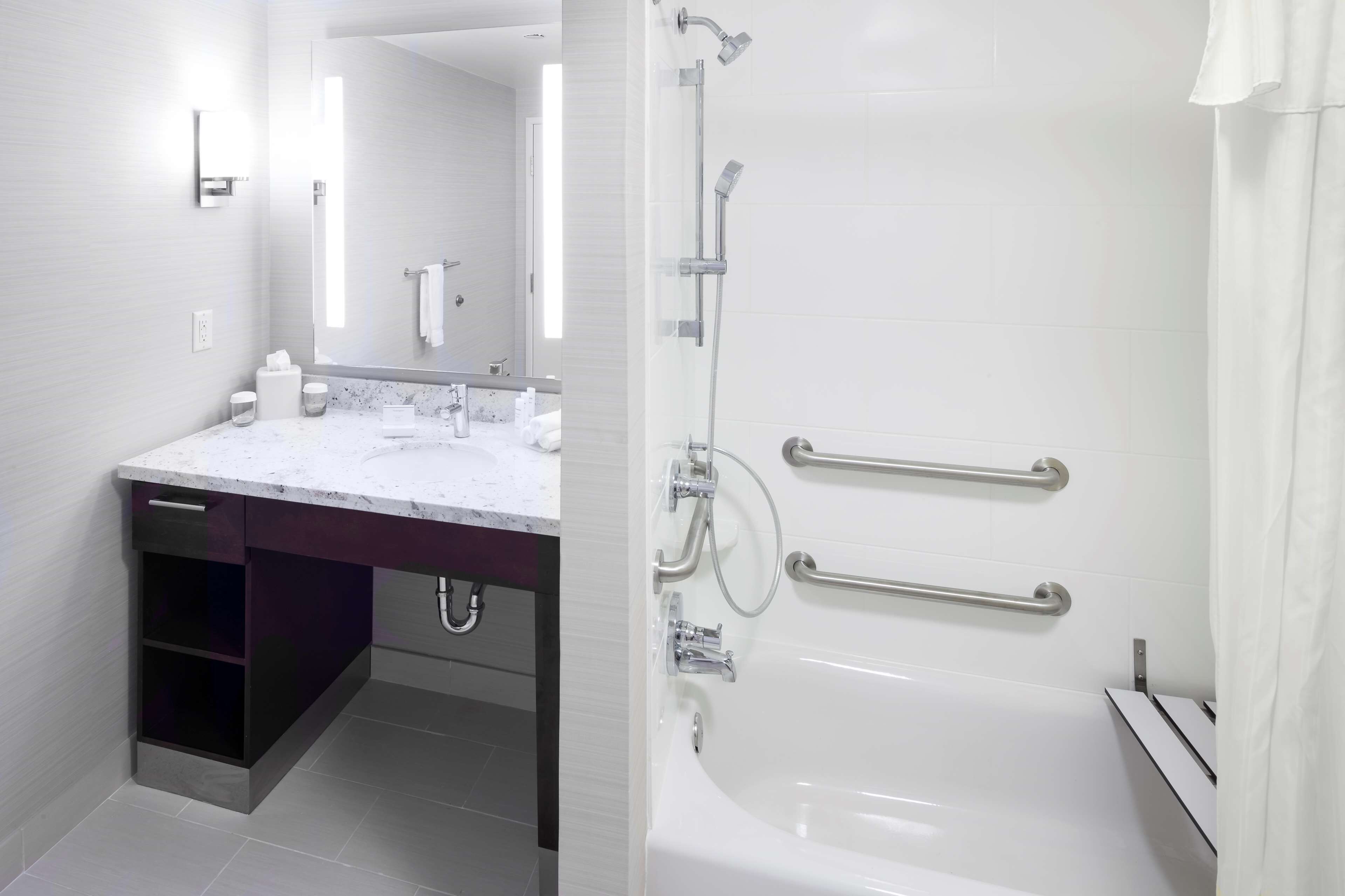 suite, accessible, non smoking | bathroom | designer toiletries, hair dryer, towels
