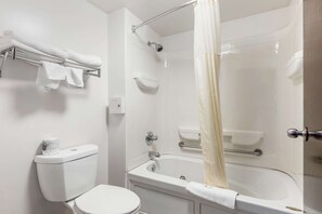 Desk, iron/ironing board, free WiFi, bed sheets - Quality Inn Kingston Springs (Kingston Springs)
