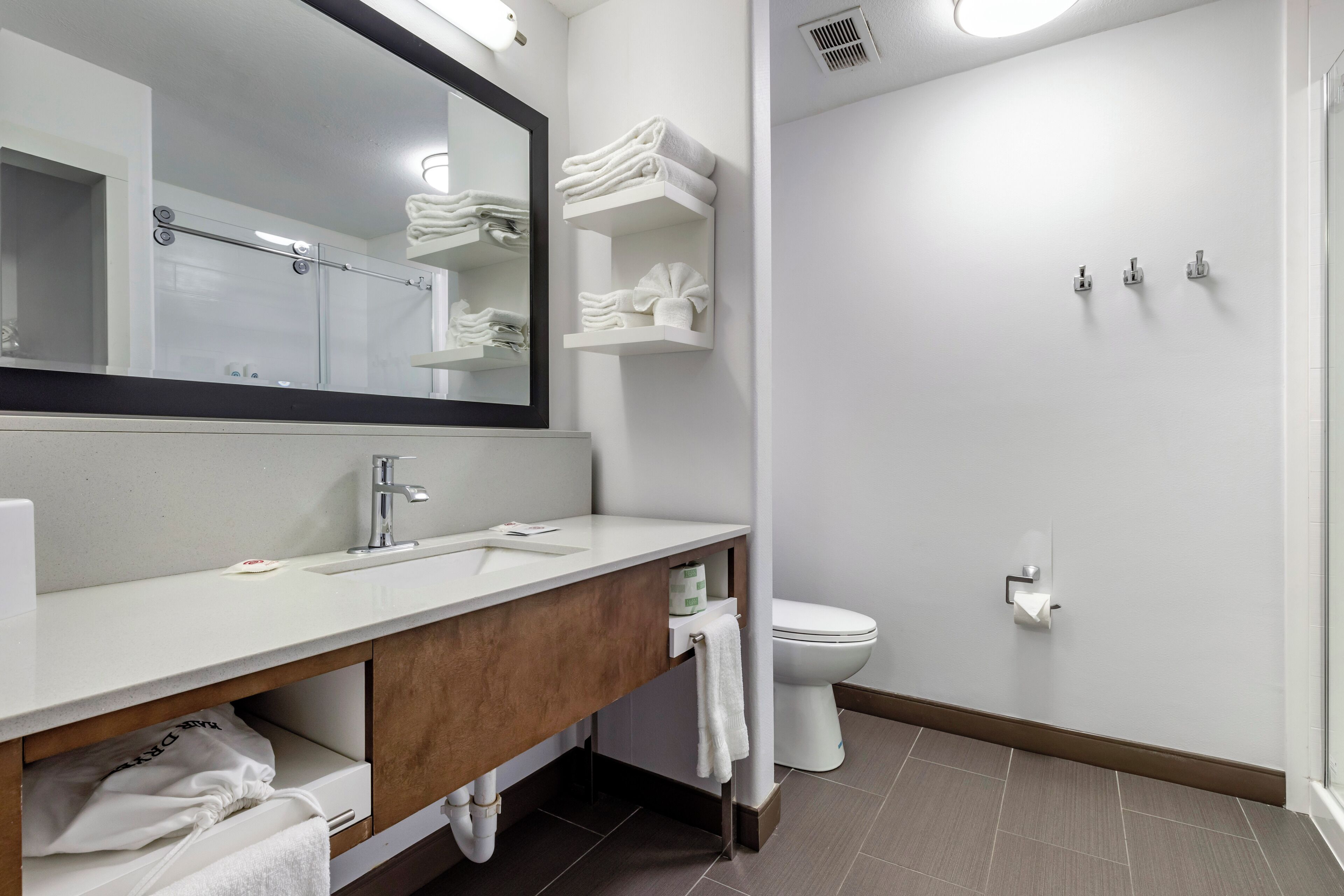 Combined shower/bathtub, hair dryer, towels