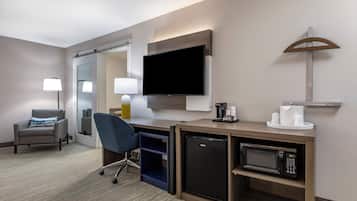 Cofres nos quartos, escrivaninha, espaço de trabalho para notebook