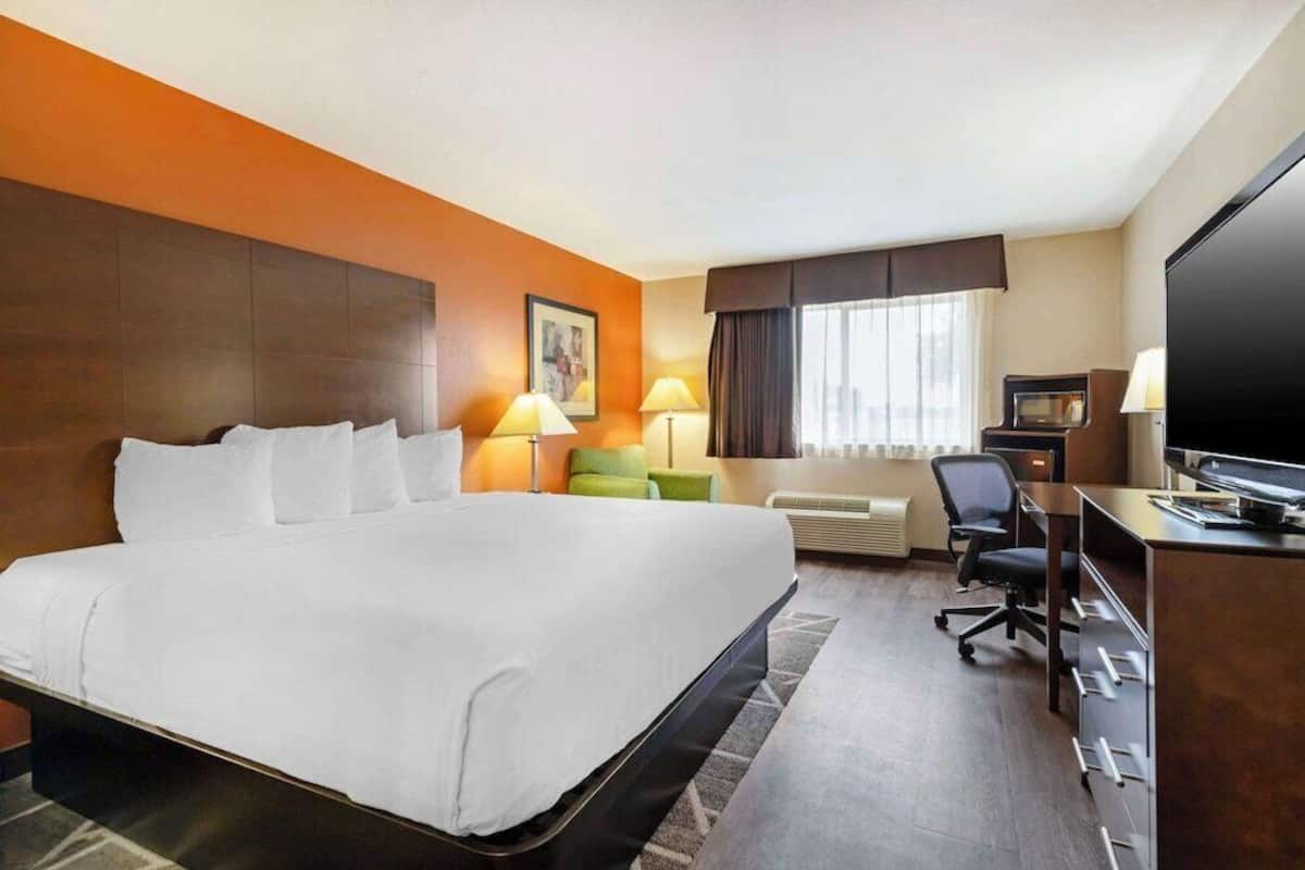 Pillowtop beds, desk, laptop workspace, blackout drapes