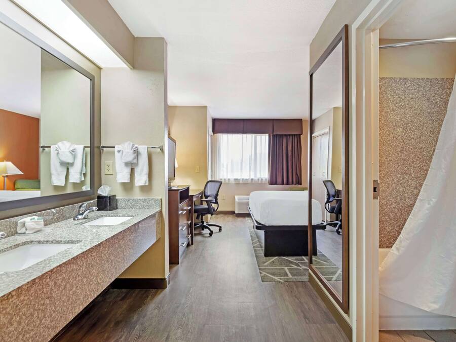 Bantalan ekstra lembut, meja kerja, dan ruang kerja ramah laptop