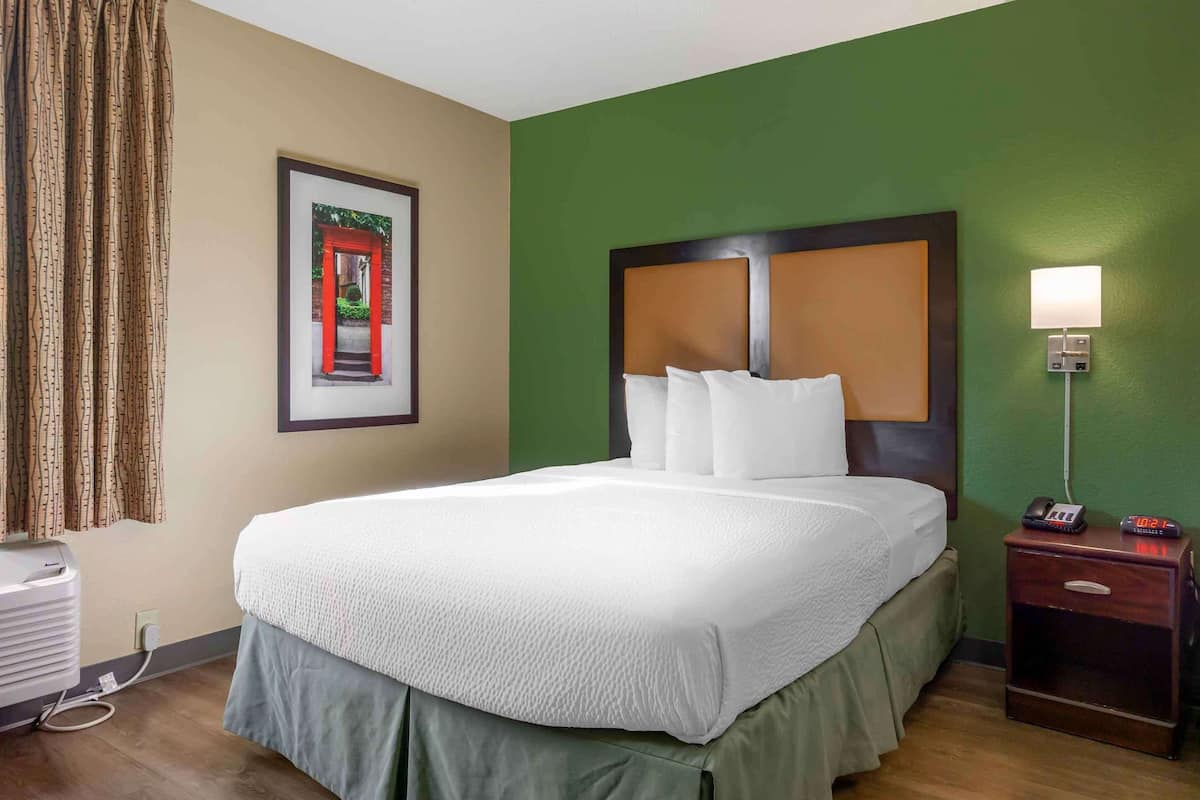 Desk, iron/ironing board, free WiFi, bed sheets