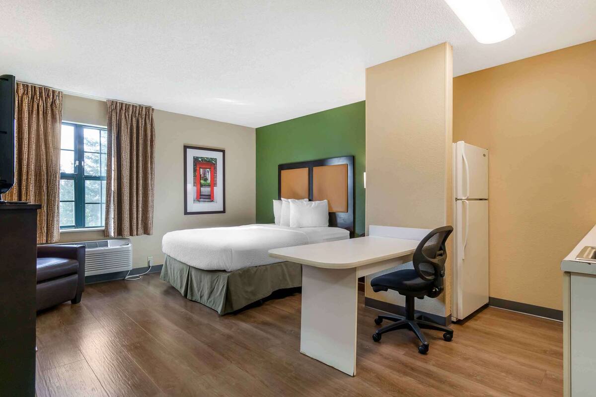 studio, 1 queen bed, non smoking | desk, iron/ironing board, free wifi, bed sheets