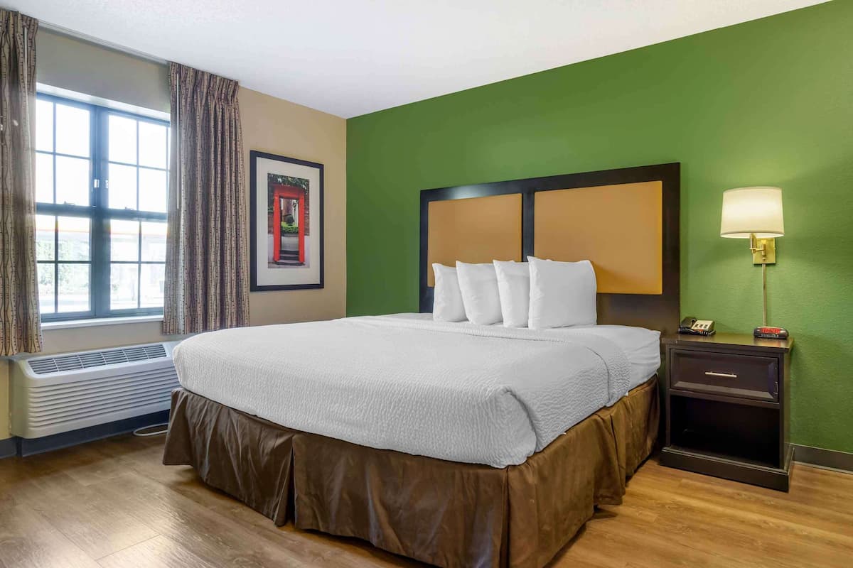 studio, 1 king bed, non smoking | desk, iron/ironing board, free wifi, bed sheets