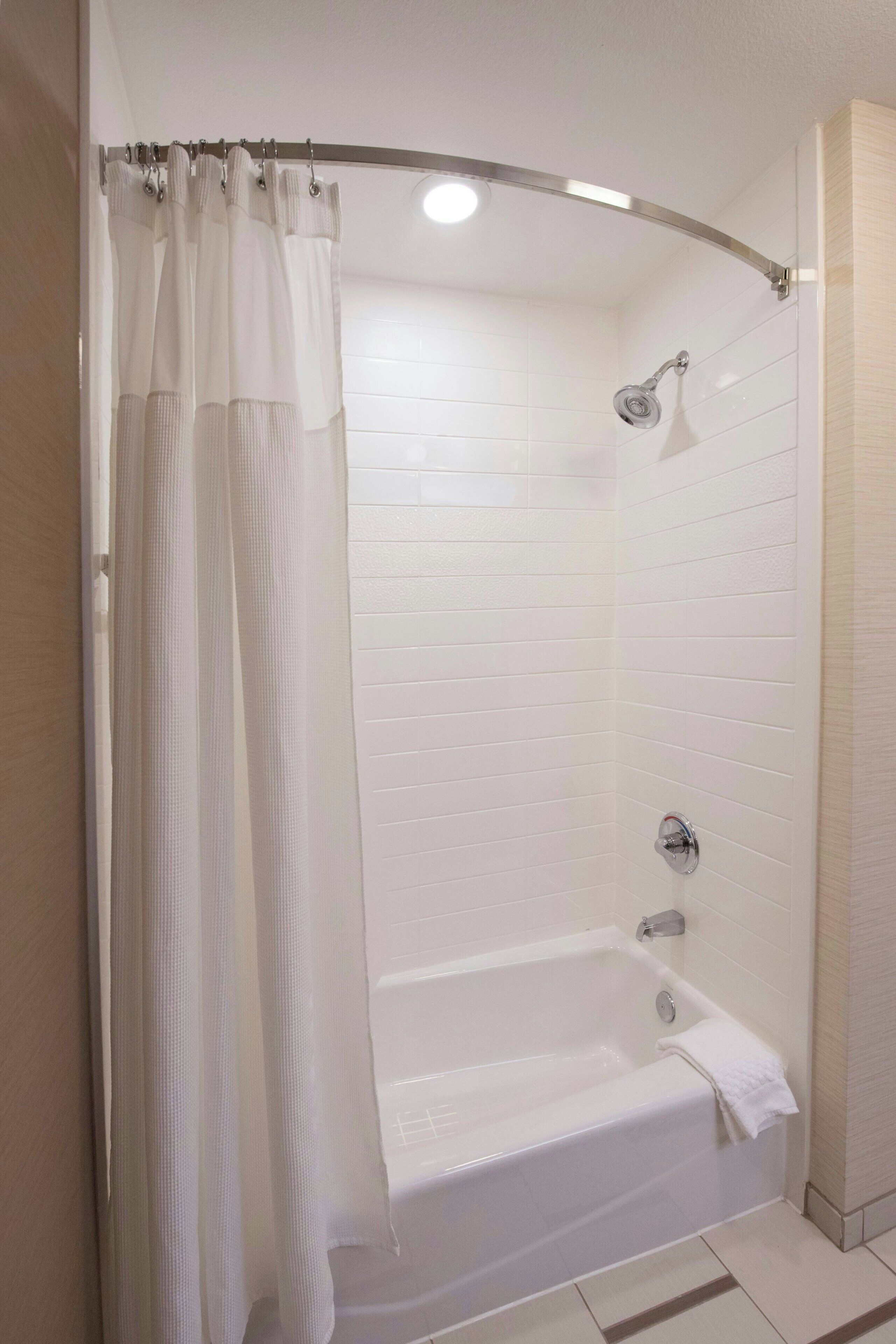 combined shower/bathtub, hair dryer, towels