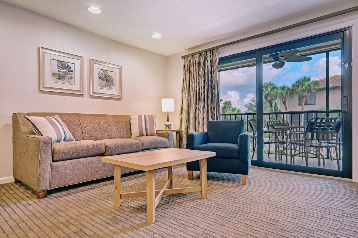 suite, 2 bedrooms | living room | 32-inch tv with cable channels, dvd player