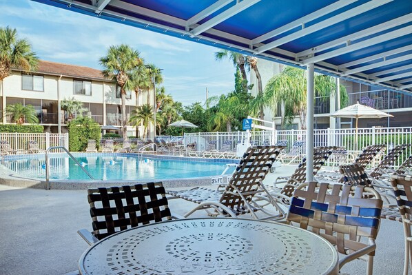 Piscine extérieure, parasols de plage, chaises longues