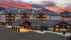 A multi-story hotel with a modern design, featuring a covered entrance and large windows. - AC Hotel by Marriott Park City (Park City)