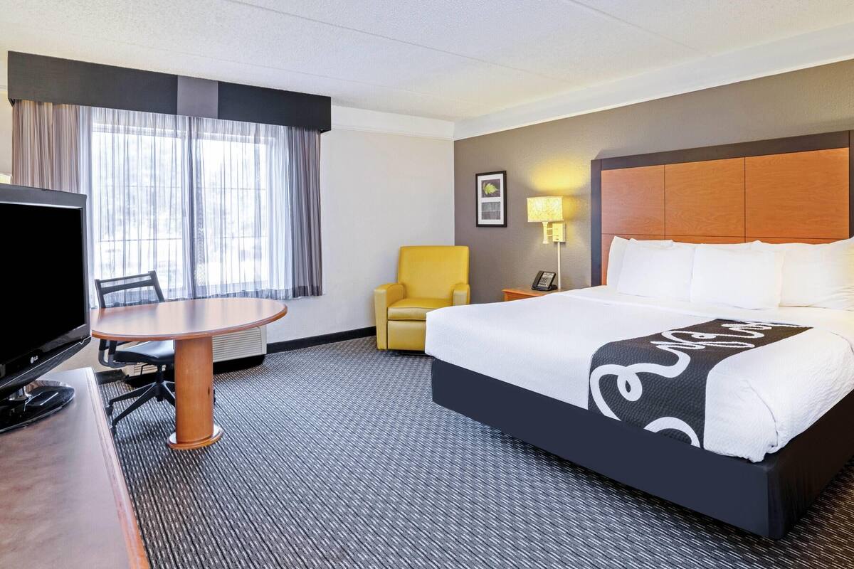 Chambre, 1 très grand lit, accessible aux personnes à mobilité réduite, non-fumeur