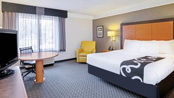 Room, 1 Katil Raja (King), Accessible, Non Smoking | Tilam berlapik, meja, langsir/tirai gelap terus