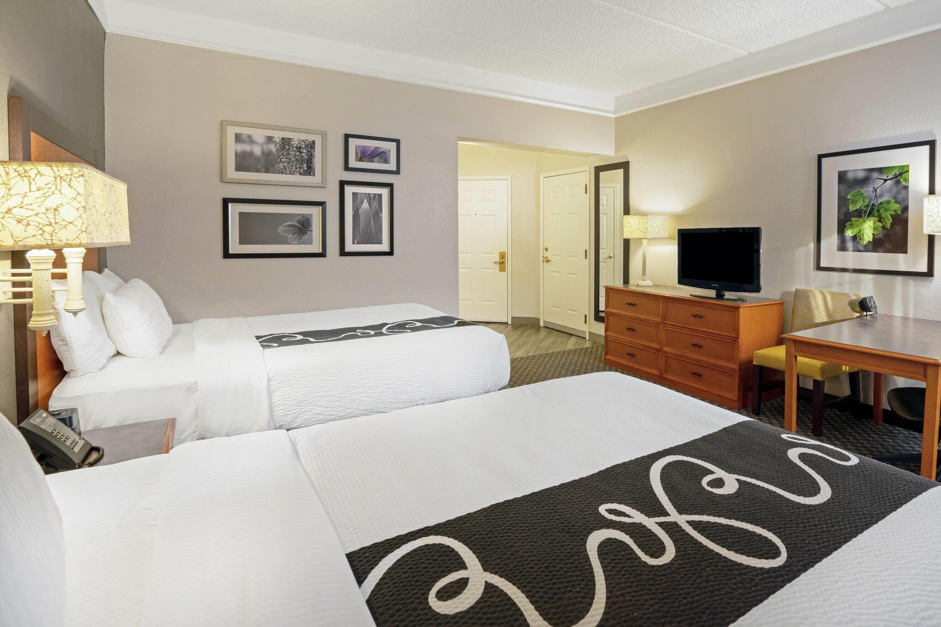 Kamer, 2 tweepersoonsbedden | Pillowtop-bedden, een bureau, verduisterende gordijnen