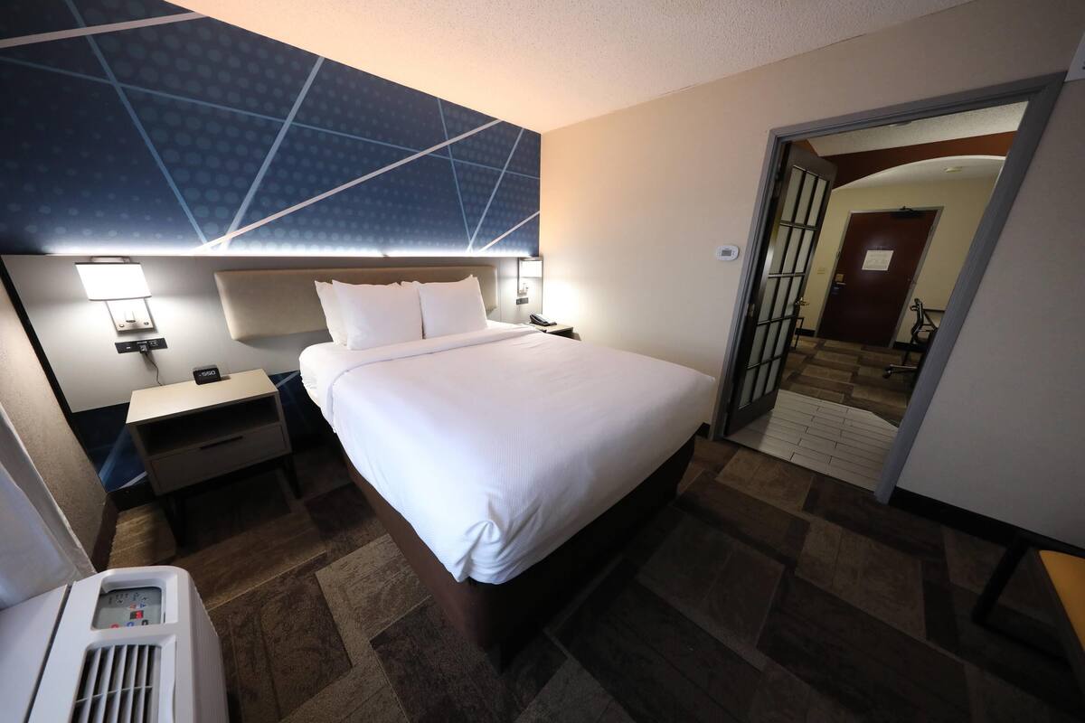 Suite ejecutiva, 1 cama Queen size y sofá cama, para no fumadores (2 Person Sofa Bed) | Ropa de cama de alta calidad y escritorio