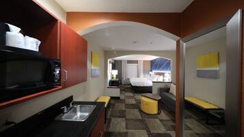 Suite, 1 kingsize-seng med sovesofa, ikke-røyk | Sengetøy av topp kvalitet, skrivebord og skrivebord for bærbar PC