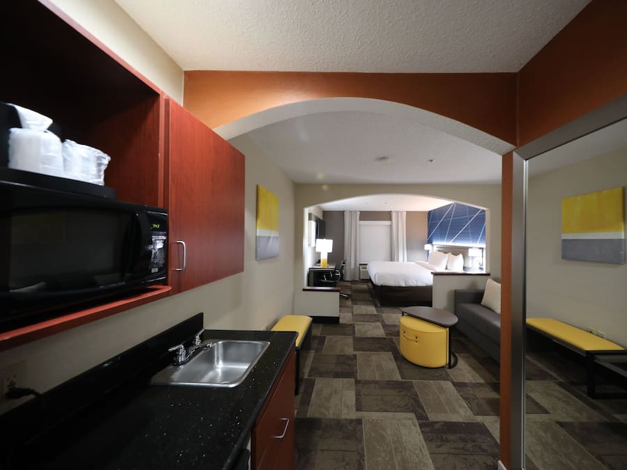 Suite, 1 King Bed with Sofa bed, Non Smoking | Premium bedding, desk, laptop workspace, blackout drapes