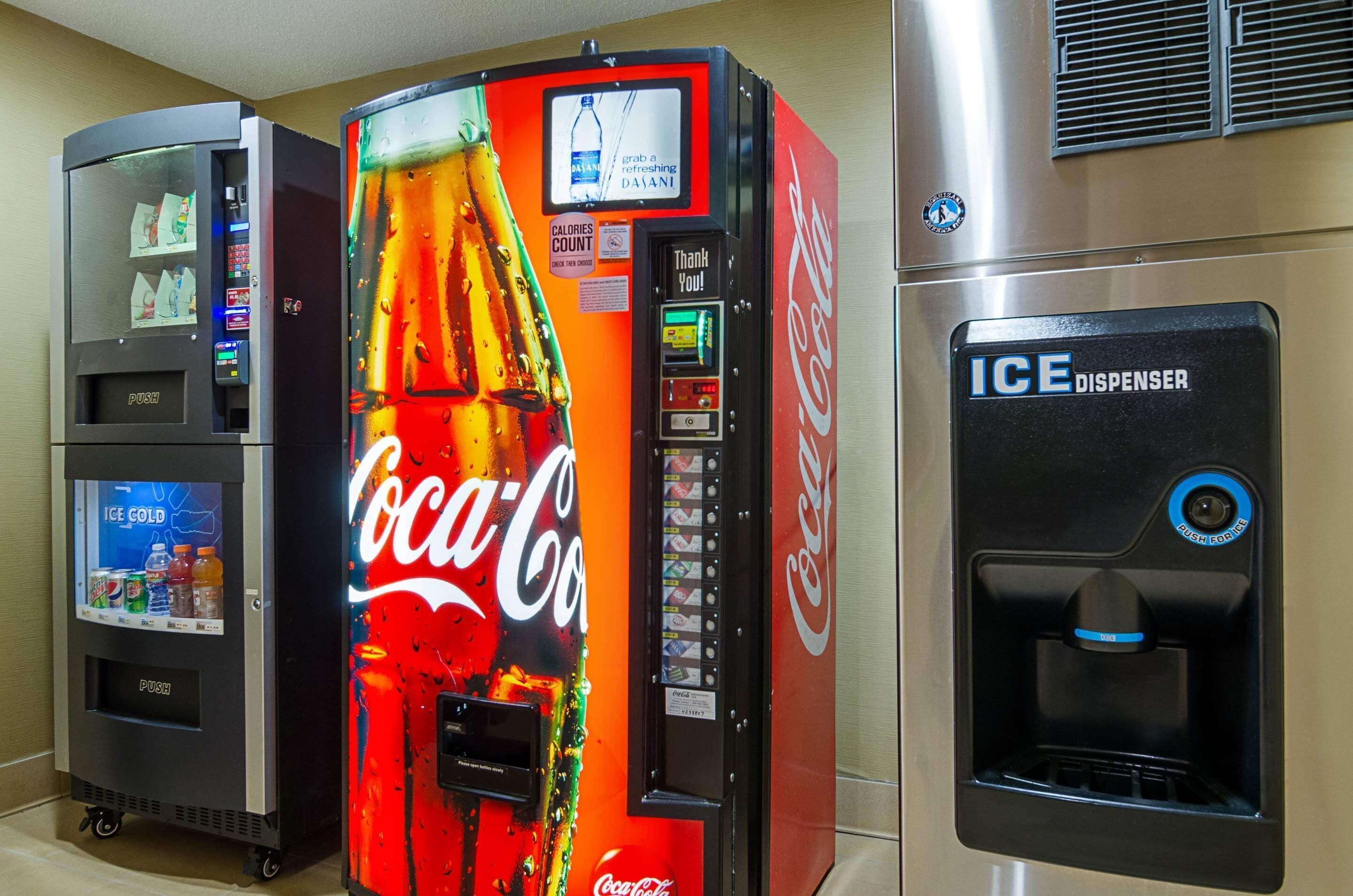 Máquina de refrigerantes Coca-Cola e dispensador de gelo.