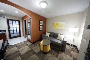 Suite ejecutiva, 1 cama de matrimonio con sofá cama, no fumadores (2 Person Sofa Bed) | Ropa de cama de alta calidad y escritorio