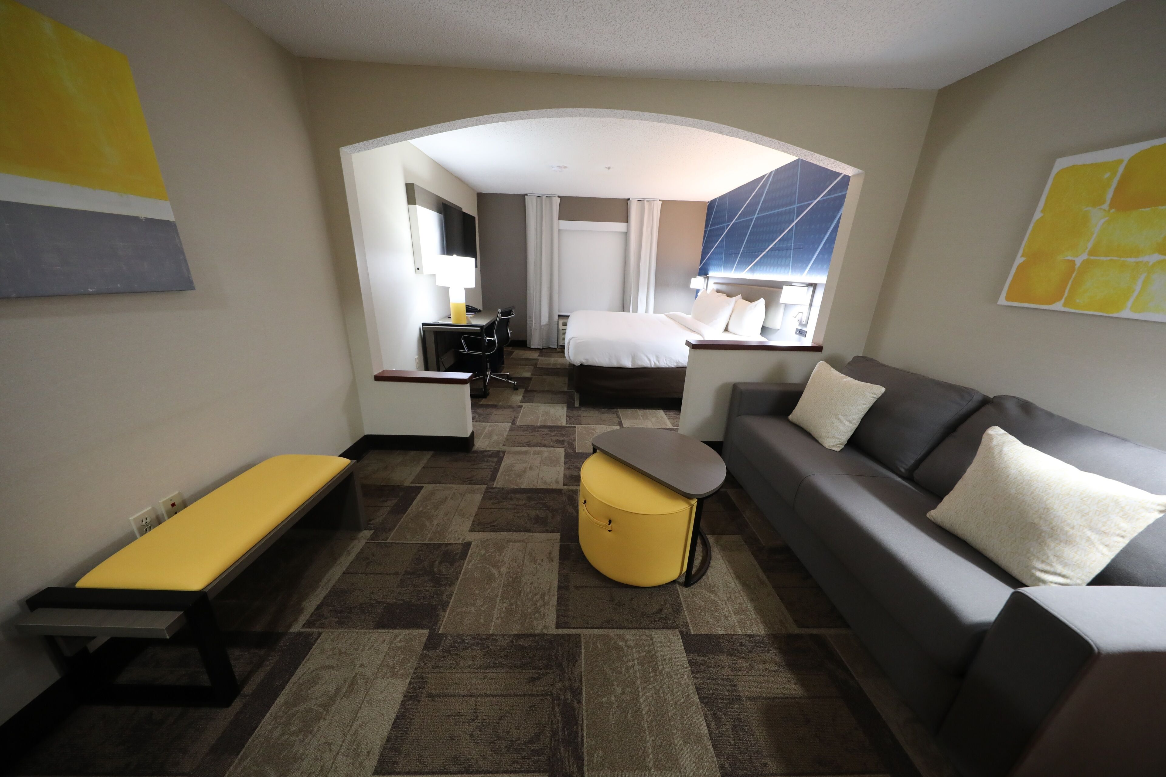 Suite, 1 kingsize-seng med sovesofa, ikke-røyk | Sengetøy av topp kvalitet, skrivebord og skrivebord for bærbar PC