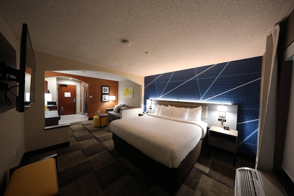 Suite, 1 King Bed with Sofa bed, Non Smoking | Premium bedding, desk, laptop workspace, blackout drapes