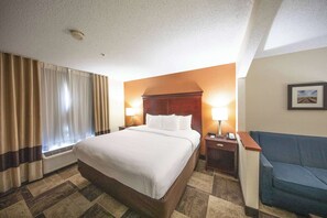 套房, 1 张特大床和 1 张沙发床, 无烟房 | 高档床上用品、办公桌、笔记本电脑工作区、遮光窗帘