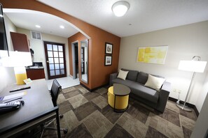 Executive Suite, 1 Queen Bed with Sofa bed, Non Smoking (2 Person Sofa Bed) | Premium bedding, desk, laptop workspace, blackout drapes - Comfort Inn & Suites Hutchinson (Hutchinson)