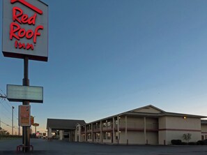 A Red Roof Inn with a large sign, a parking lot, and a building with multiple floors. - Red Roof Inn Oklahoma Airport – I-40 W/Fairgrounds (Oklahoma City)