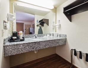 Combined shower/bathtub, hair dryer, towels