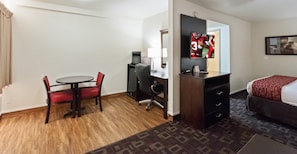 Escritorio, espacio para trabajar con laptop y cortinas blackout