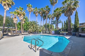 Seasonal outdoor pool, open 10:00 AM to 8:00 PM, sun loungers - Prodigy Hotel, a Days Inn by Wyndham (Davis)