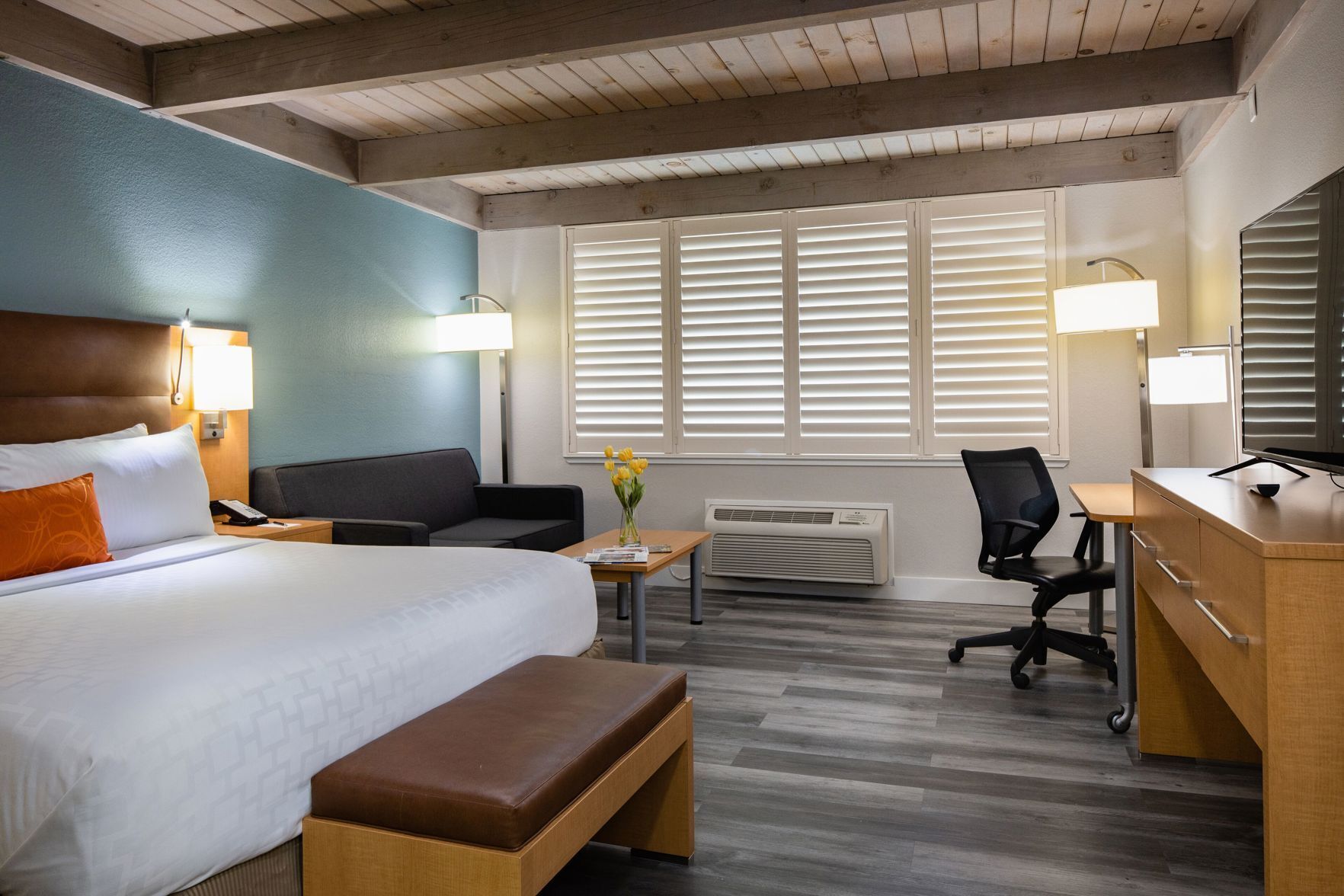 أغطية فراش متميزة و مكتب ومساحة عمل للكمبيوتر المحمول وستائر تعتيم