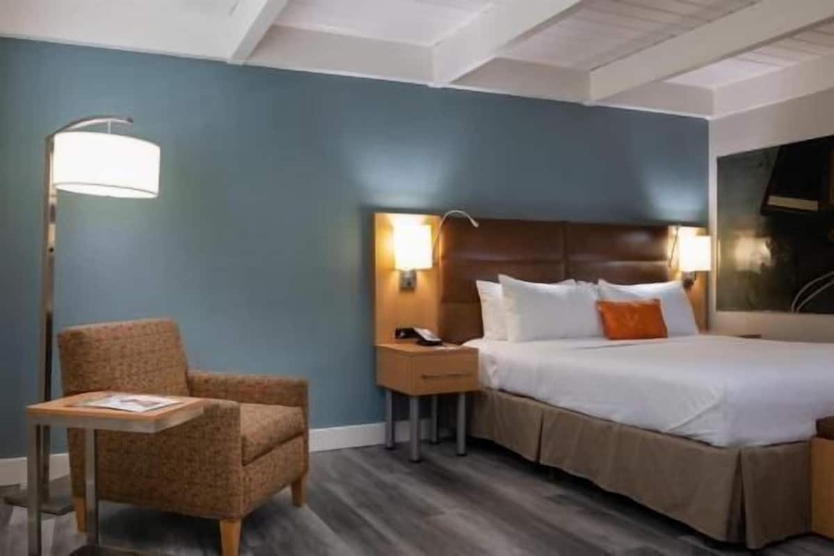 Hochwertige Bettwaren, Schreibtisch, laptopgeeigneter Arbeitsplatz