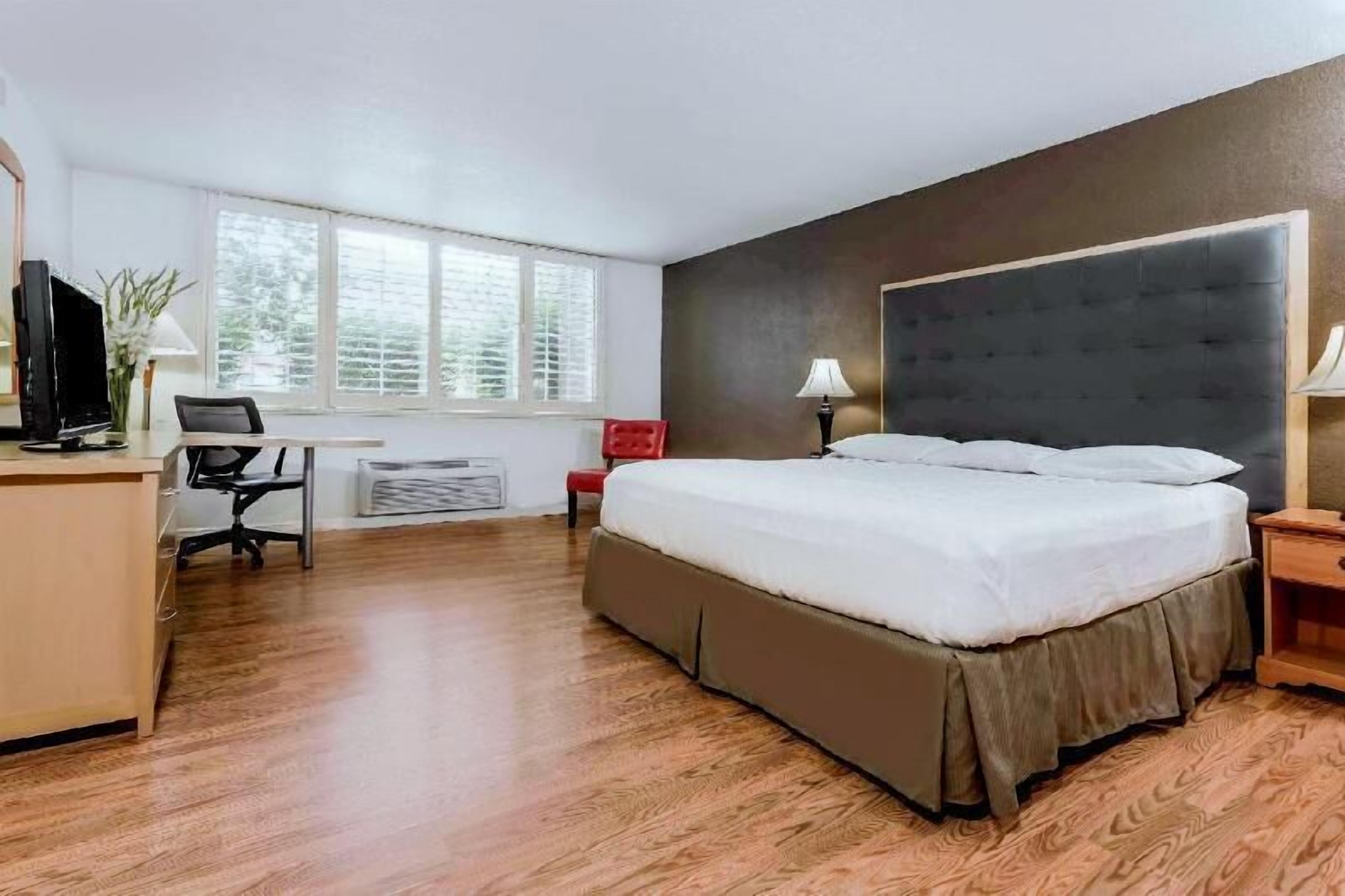 أغطية فراش متميزة ومكتب ومساحة عمل للكمبيوتر المحمول وستائر تعتيم