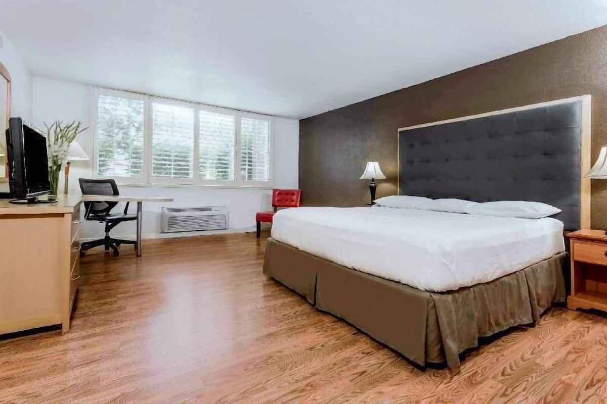 Hochwertige Bettwaren, Schreibtisch, laptopgeeigneter Arbeitsplatz