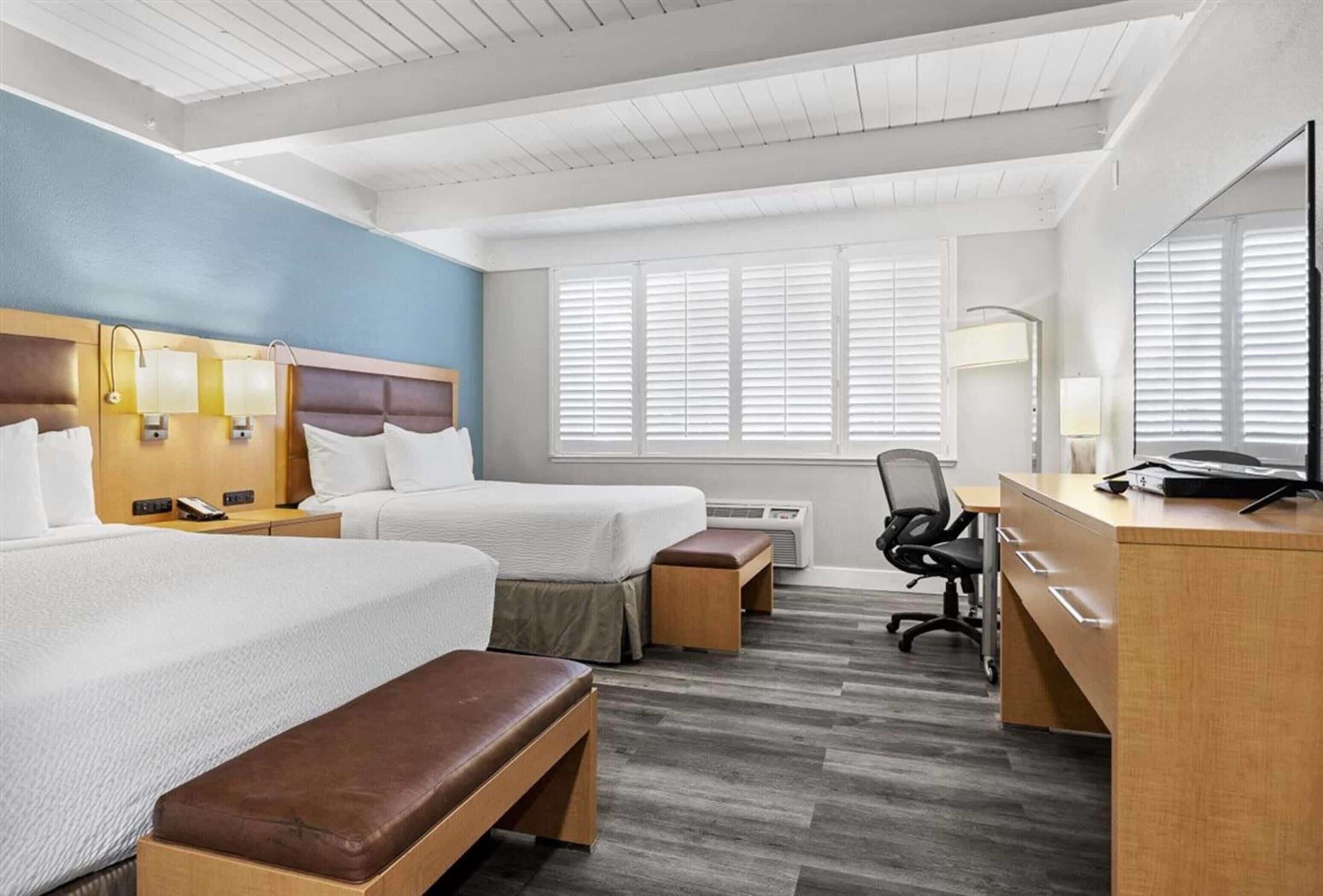 Luxe beddengoed, een bureau, een laptopwerkplek