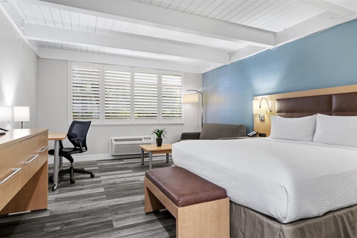 Literie de qualité, bureau, espace de travail pour ordinateurs portables