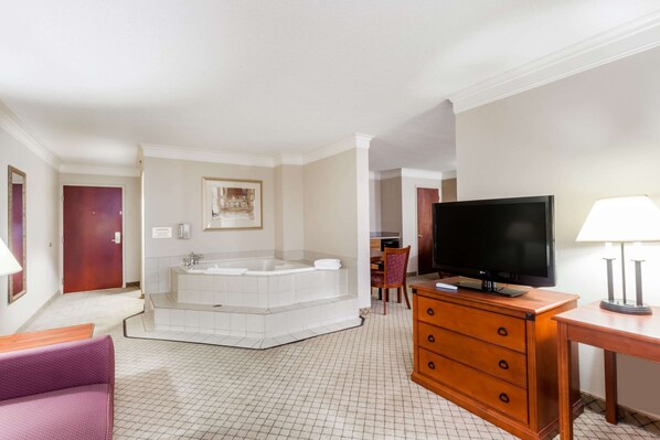 Deluxe Suite, 1 King Bed, Non Smoking | In-room safe, free cribs/infant beds, rollaway beds, free WiFi