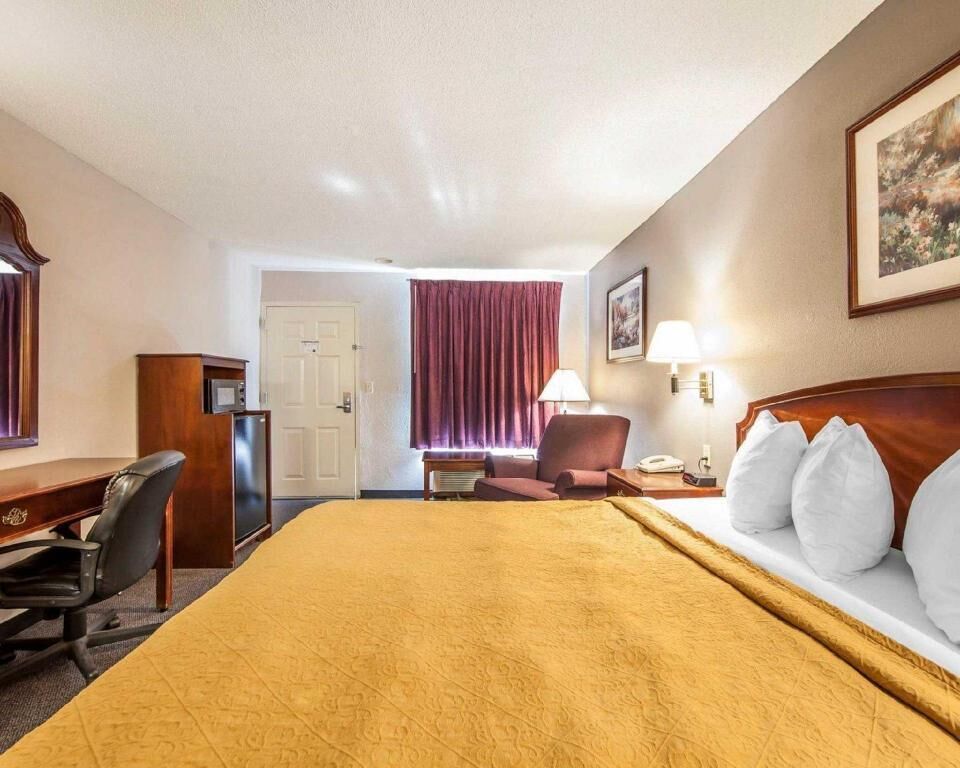 Premium bedding, desk, iron/ironing board, free WiFi