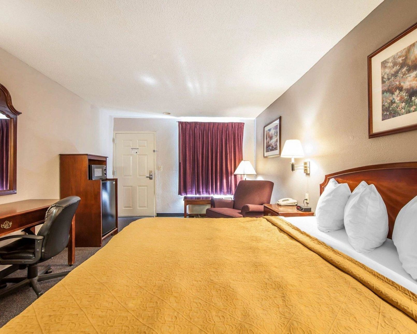 Premium bedding, desk, iron/ironing board, free WiFi