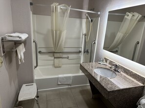 Chambre, 1 très grand lit, accessible aux personnes à mobilité réduite, fumeurs | Salle de bain | Sèche-cheveux, serviettes fournies